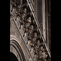 Siena, Cattedrale di Santa Maria Assunta, Papst-Skulpturen unter den Obergaden im Hauptschiff