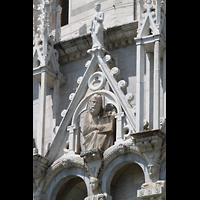 Pisa, Duomo di Santa Maria Assunta, Figur über dem Säulengang am Baptisterium