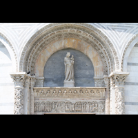 Pisa, Duomo di Santa Maria Assunta, Figuren und Ornamente am Baptisterium