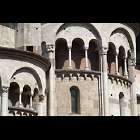 Modena, Duomo San Geminiano, Bögen in der Chorfassade