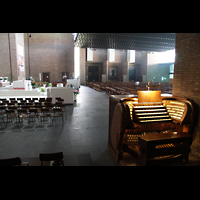 Bologna, San Giovanni Bosco, Spieltisch mit Blick in die Kirche