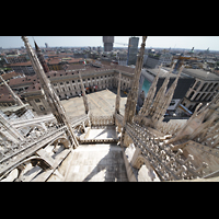 Milano (Mailand), Duomo di Santa Maria Nascente, Blick vom Dach auf das sdliche Seitenschiffdach mit Strebewerk und Fialen