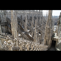 Milano (Mailand), Duomo di Santa Maria Nascente, Strebewerk des nördlichen Seitenschiffs und Blick auf die Terrazza