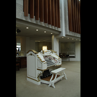 Spieltisch und Pfeifenkammern der Wurlitzer-Orgel