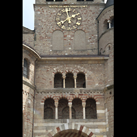 Trier, Dom St. Peter, Turm-Detail mit Uhr
