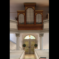 Völklingen, Hugenottenkirche, Mittelgang mit Orgel beleuchtet