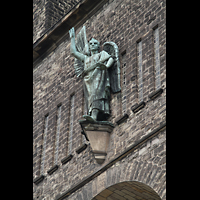 Saarbrücken, St. Michael, Skulptur des Erzengels Michael an der Fassade