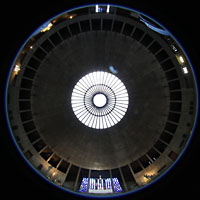 Augsburg, St. Don Bosco, Gesamtansicht der Kirche / Blick vom Taufstein in die Kuppel