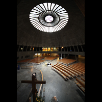 Augsburg, St. Don Bosco, Blick vom Emporenumgang über den Kruzifix zur Orgel