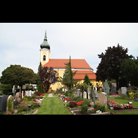 Seehausen am Staffelsee, St. Michael, Blick vom angrenzenden Friedhof auf die Kirche