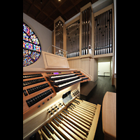 Detmold, Heilig-Kreuz-Kirche, Spieltisch und rechtes Orgelgehäuse