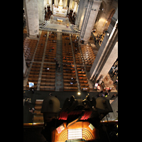 Paris, Basilique du Sacr-Coeur de Montmartre, Blick vom Dach der Orgel in die Kirche und auf den Spieltisch