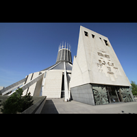 Liverpool, Metropolitan Cathedral of Christ the King, Gesamtansicht mit Glockenturm