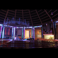 Liverpool, Metropolitan Cathedral of Christ the King, Innenraum mit Orgel und Dornenkrone