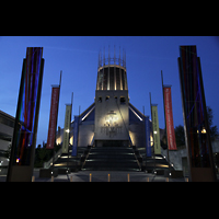 Liverpool, Metropolitan Cathedral of Christ the King, Treppen zur Kathedrale bei Nacht