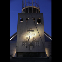 Liverpool, Metropolitan Cathedral of Christ the King, Glockenturm bei Nacht