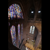 Liverpool, Anglican Cathedral, Blick vom Umgang der Obergaden auf das riesige Westfenster