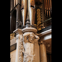 Liverpool, St. George's Hall, Träger unter den 32'-Prospektpfeifen