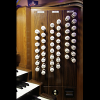 Liverpool, Metropolitan Cathedral of Christ the King, Rechte Registerstaffel am Spieltisch