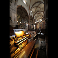 Verona, Cattedrale S. Maria Assunta, Blick vom Spieltisch der Chororgel in die Kirche