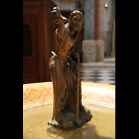 Verona, Cattedrale S. Maria Assunta, Statue auf dem Taufbecken