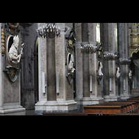 Napoli (Neapel), Cattedrale di S. Maria Assunta, Säulen mit Figurenschmuck im Hauptschiff