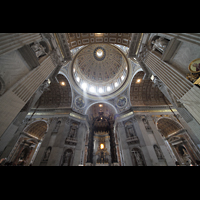 Roma (Rom), Basilica S. Pietro (Petersdom), Vierungsraum mit Baldachin und Blick in die Kuppel