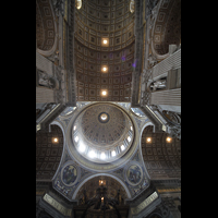 Roma (Rom), Basilica S. Pietro (Petersdom), Blick ins Deckengewölbe im Hauptschiff und in die Kuppel