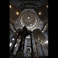 Roma (Rom), Basilica S. Pietro (Petersdom), Blick auf den Baldachin in die Kuppel