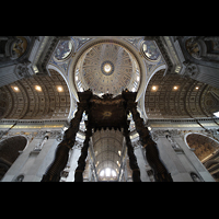 Roma (Rom), Basilica S. Pietro (Petersdom), Baldachin mit Blick ins Qurehausgewölbe und in die Kuppel