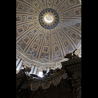 Roma (Rom), Basilica S. Pietro (Petersdom), Blick über den Baldachin in die Kuppel