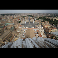 Roma (Rom), Basilica S. Pietro (Petersdom), Blick von der Kuppel über den Petersplatz auf Rom