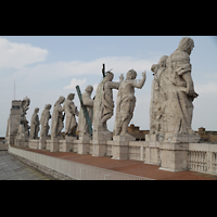 Roma (Rom), Basilica S. Pietro (Petersdom), Figuren auf der Fassade vom Dach aus gesehen