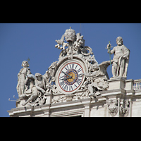 Roma (Rom), Basilica S. Pietro (Petersdom), Uhr und Figuren auf der linken Fassadenseite
