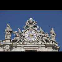 Roma (Rom), Basilica S. Pietro (Petersdom), Uhr und Figuren auf der rechten Fassadenseite