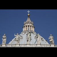 Roma (Rom), Basilica S. Pietro (Petersdom), Figuren auf der Fassade mit Kuppel im Hintergrund