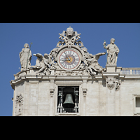 Roma (Rom), Basilica S. Pietro (Petersdom), Uhr und Figuren auf der linken Fassadenseite mit Glocken