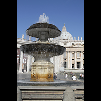 Roma (Rom), Basilica S. Pietro (Petersdom), Brunnen  auf dem Petersplatz mit Basilika im Hintergrund
