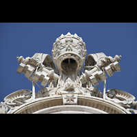 Roma (Rom), Basilica S. Pietro (Petersdom), Schlüssel-Skulptur über der Uhr