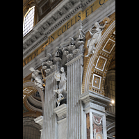 Roma (Rom), Basilica S. Pietro (Petersdom), Figurenschmuck und Kapitelle der Hauptschiff-Säulen