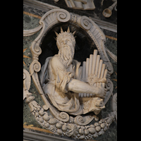 Roma (Rom), Basilica di San Giovanni in Laterano, Orgel spielende Statue im Prospekt der Blasi-Orgel