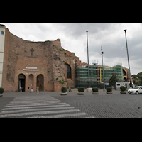 Roma (Rom), Basilica S. Maria degli Angeli e dei Martiri, Fassade mit Ruine der ehemaligen Diokletiansthermen