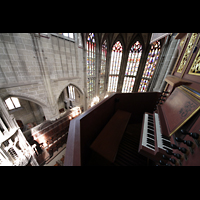 Bern, Mnster St. Vinzenz, Blick vom Spieltisch der Chororgel in den Chorraum