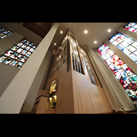 Luzern, Lukaskirche, Orgel und Chorraum perspektivisch