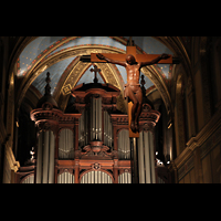 Lyon, Saint-François-de-Sales, Kruzifix mit Orgel im Hintergrund