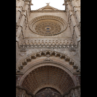 Palma de Mallorca, Catedral La Seu, Hauptportal-Detail und hintere Rosette im Hauptschiff