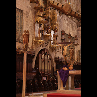 Palma de Mallorca, Catedral La Seu, Chororgel, Chorgestühl und Figurenschmuck im Chorraum