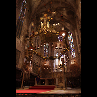 Palma de Mallorca, Catedral La Seu, Gaudí-Leuchter im Chorraum