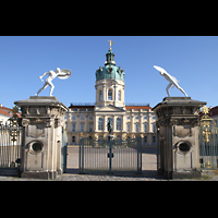 Berlin, Schloss Charlottenburg, Eosander-Kapelle, Einganstor mit Figuren