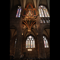 Strasbourg (Straßburg), Cathédrale Notre-Dame, Silbermann-Orgel mit bunten Glasfenstern an der nördlichen Hauptschiffwand